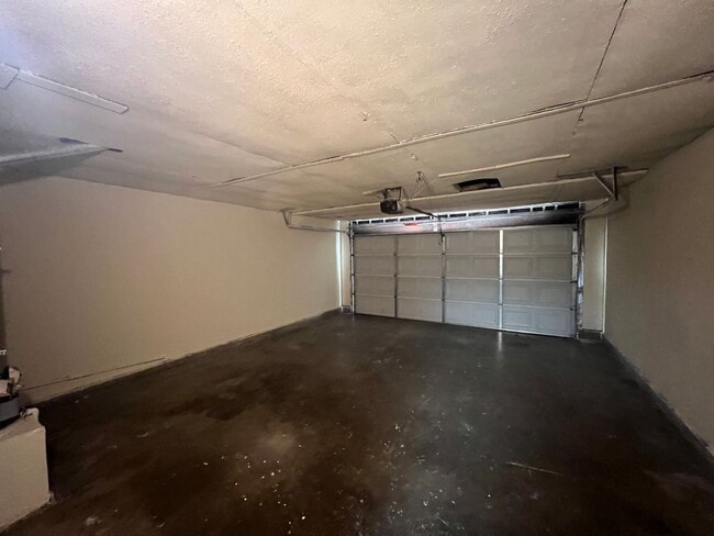 Building Photo - Single story 3 bedroom with two car garage!