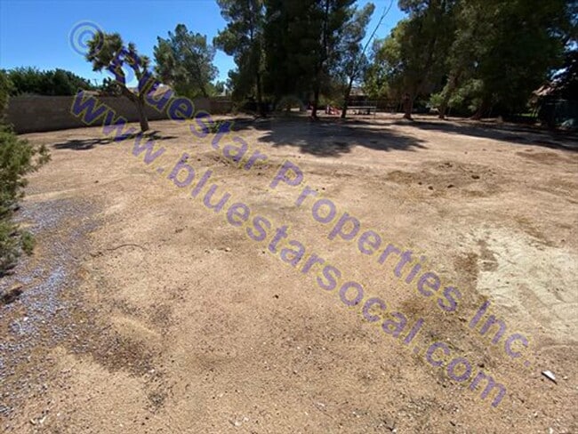 Building Photo - Just Listed in Hesperia!!!