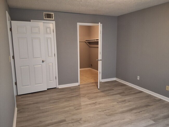 Building Photo - Comfy 2 Bedroom, 1 Bath Apartment located in Radcliff