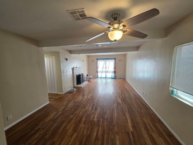 Building Photo - Beautiful 3-Bedroom, 3-Bath Home with Mode...