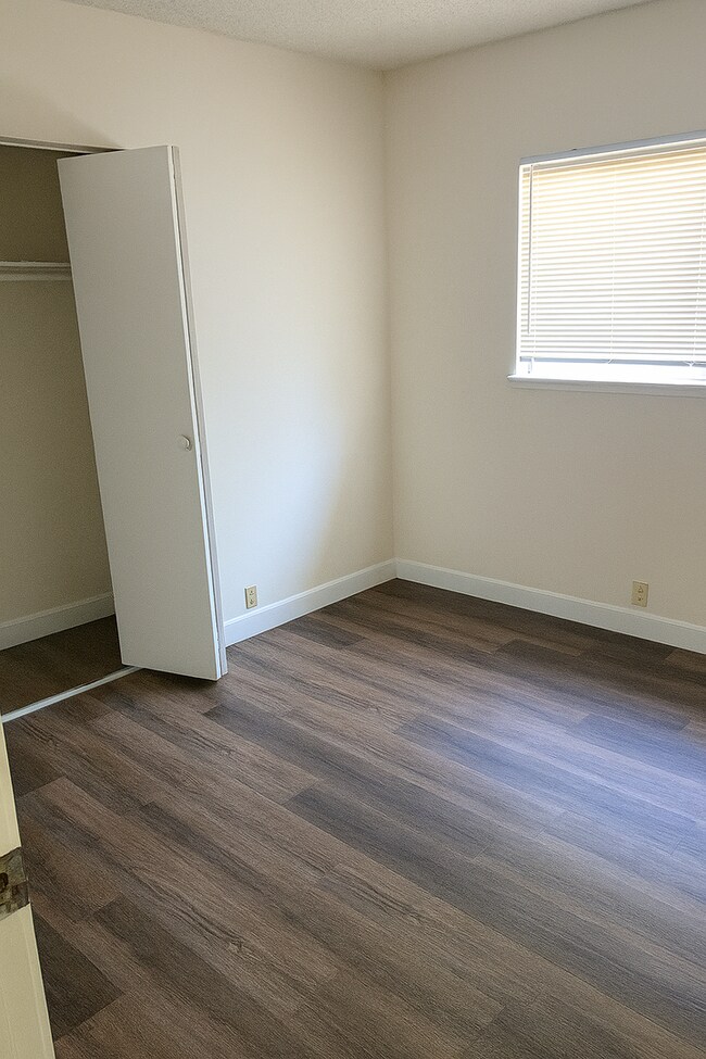 Building Photo - 3 bedroom duplex in North Davis