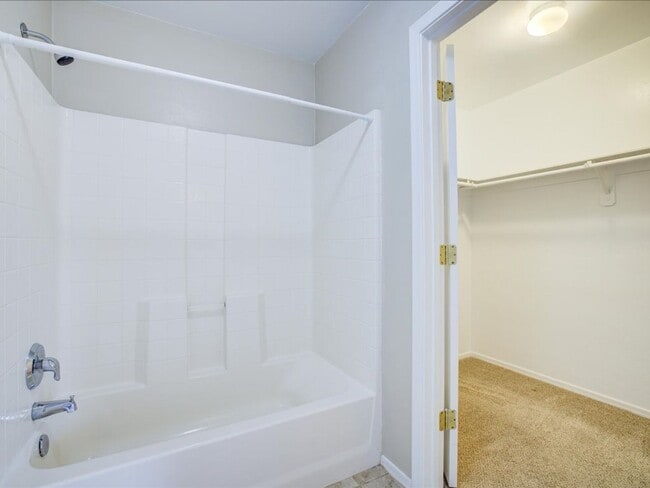 Building Photo - Spacious Two-Story 4 Bedroom with Upstairs Family Room & Large Encolsed Backyard!