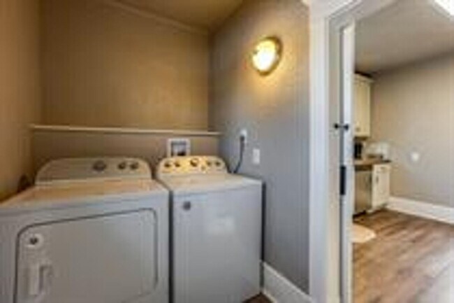 Building Photo - 255 1st Ave E N