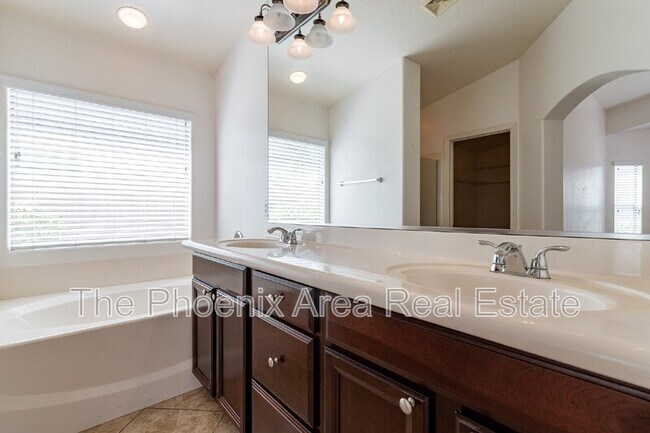 Building Photo - 3049 W Silver Creek Dr