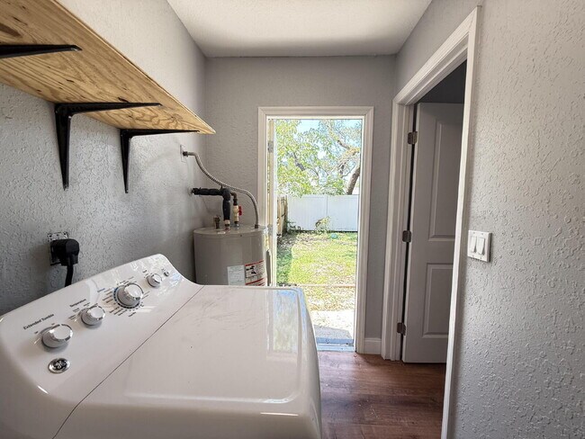 Building Photo - Charming 2-Bed Duplex in Tampa with Modern...