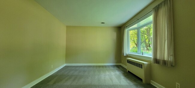 Building Photo - Brick ranch in Southside with large privat...