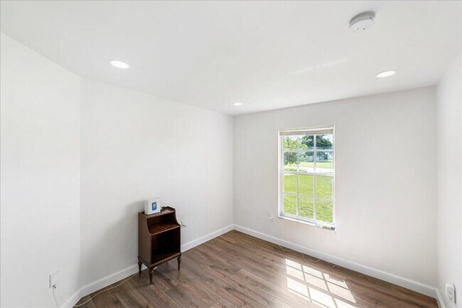 Building Photo - 2175 SE Heathwood Cir