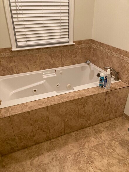 Building Photo - 18 Schollcrest Ave