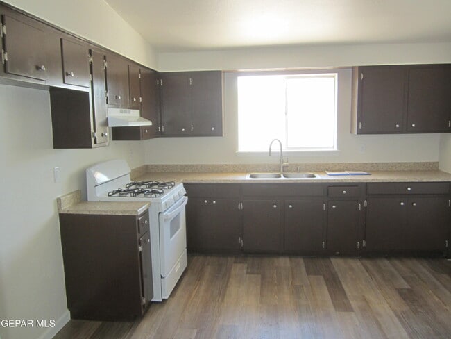 Building Photo - 305 Corvena Way