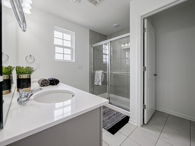 Building Photo - AVAILABLE NOW! Modern Comfort Meets Everyd...