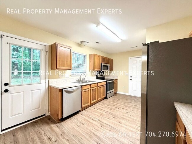 Building Photo - 4025 Oakwood Rd