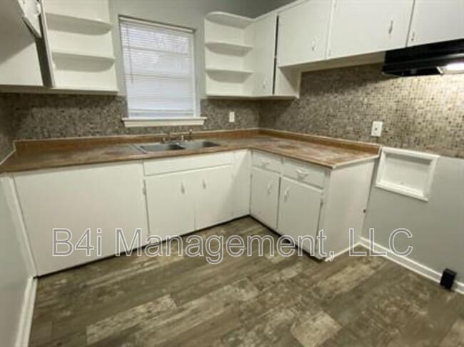 Building Photo - 10 Estes Dr