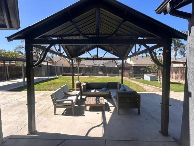 Building Photo - Designer living with extra solar panels in North Hanford.