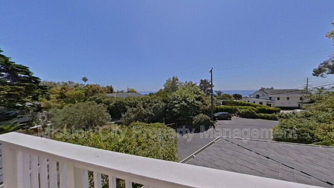 Building Photo - 2570 Lillie Ave