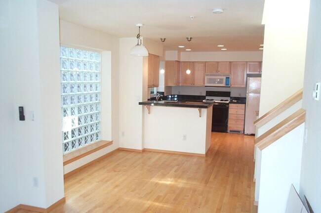 Building Photo - HEO#14-15