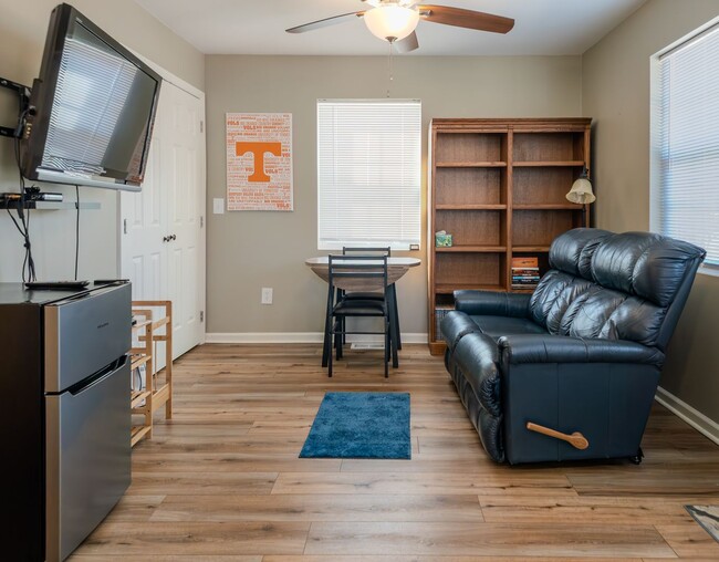 Building Photo - Knoxville 37923 - 2 bedroom 1 bath - call ...