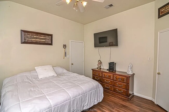 Building Photo - Newly Remodeled Unit!