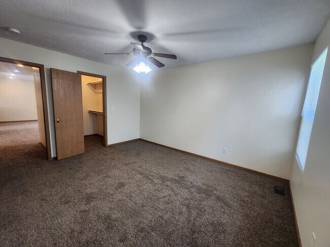 Building Photo - Enjoy comfortable living in this spacious all-electric home