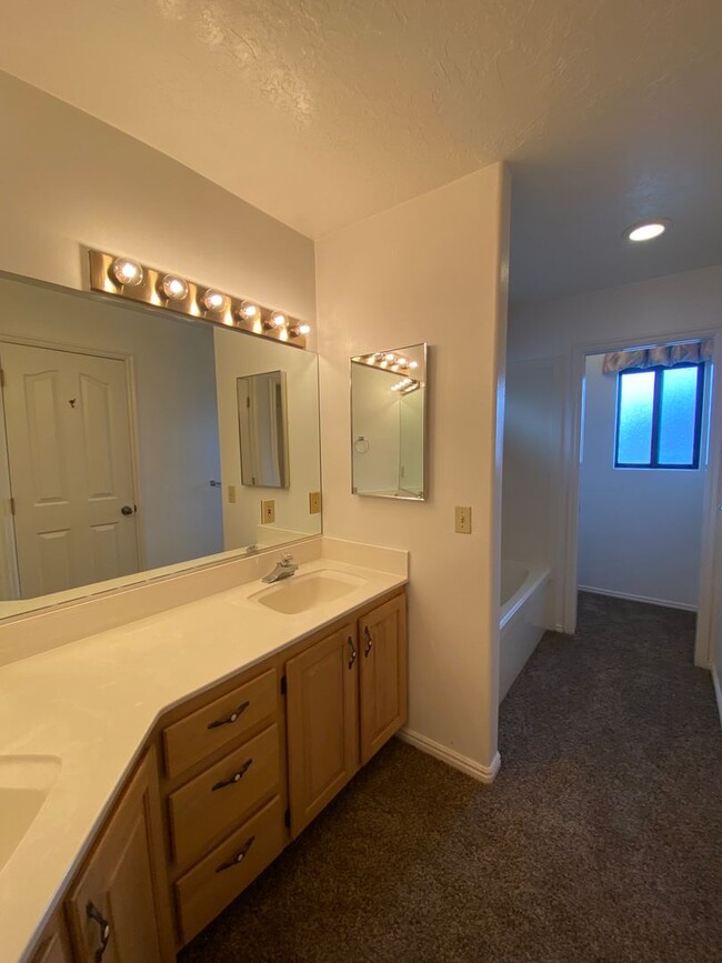 Building Photo - 3 bed 2 bath in nice neighborhood