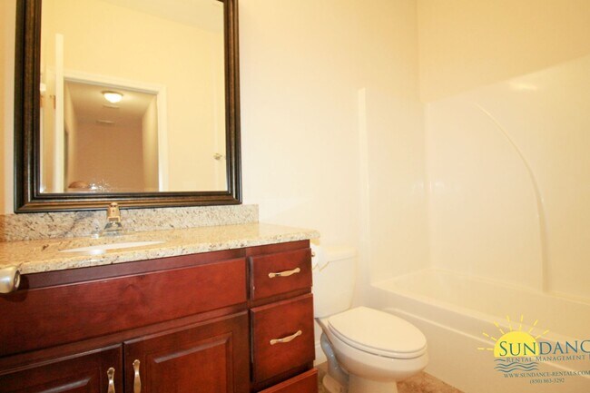 Building Photo - Nice 3 Bedroom Townhouse in The Palm Reserve