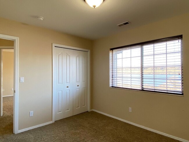 Building Photo - Rare Columbia Riverfront Townhome