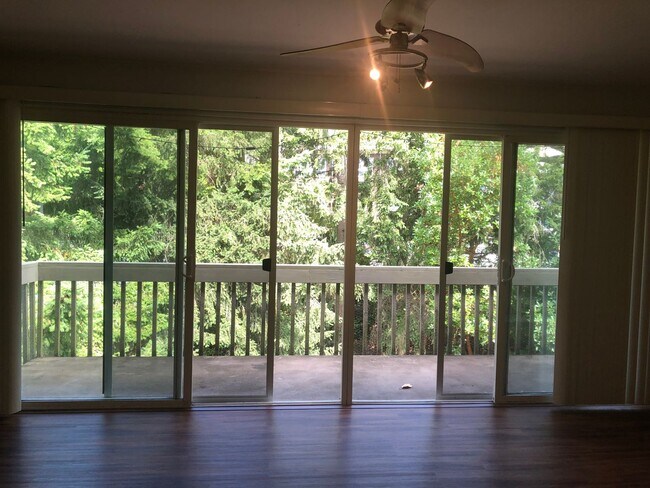 Building Photo - Tillicum 306