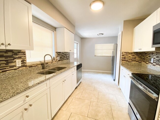 Building Photo - 3 Bedroom Home for Rent in Tampa!