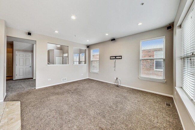 Building Photo - 1686 Buckingham Dr