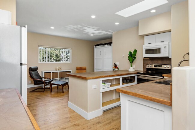 Building Photo - Charming Coastal Studio in Carlsbad - Furn...