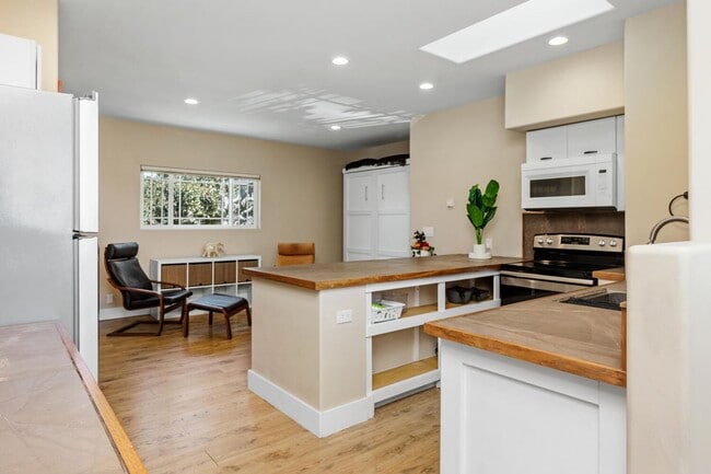 Building Photo - Charming Coastal Studio in Carlsbad - Furnished, all utilities + wi-fi included!