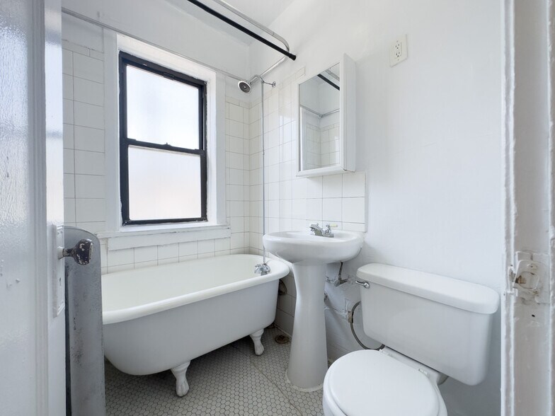 Building Photo - 3308 W Schubert Ave