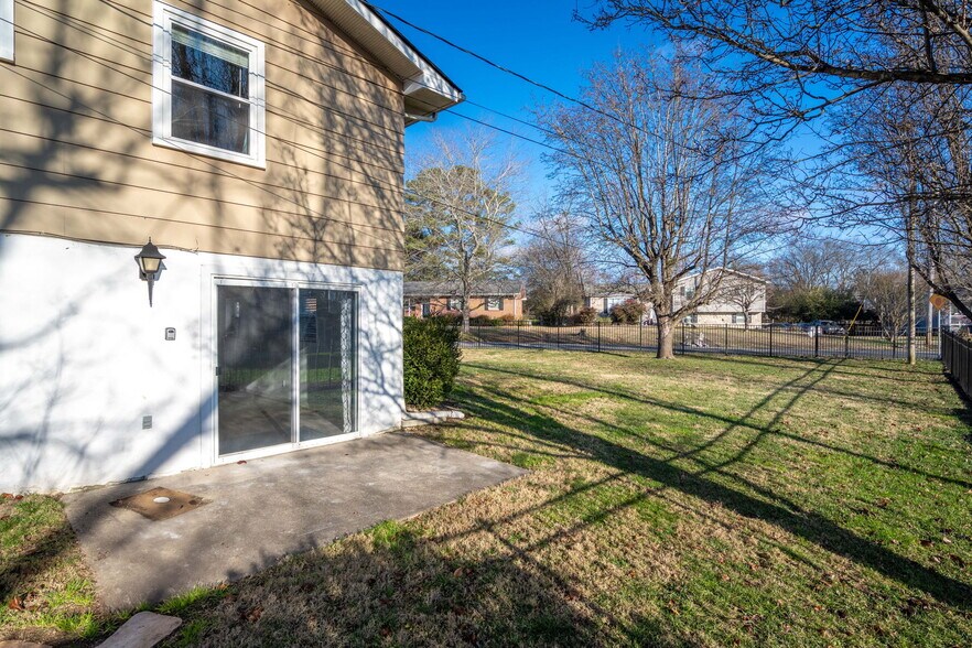 Building Photo - 85 Meadowdew Ln