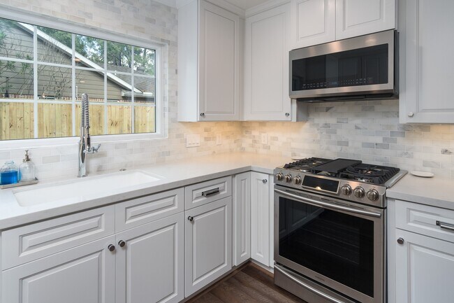 Building Photo - 726 Thistlewood Dr