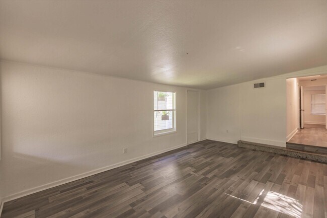 Building Photo - 808 N Palmway