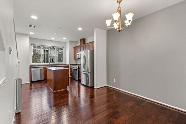 Building Photo - Spaciously Modern Tri Level Townhome for Rent in North Everett