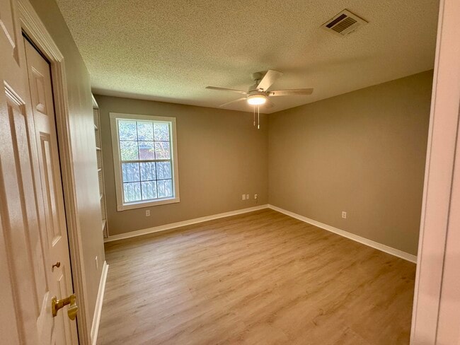 Building Photo - 529 Long Lake Dr