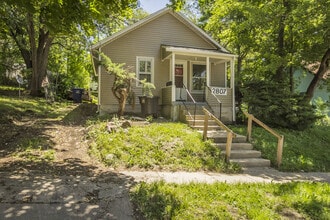 Building Photo - 2 Bedroom 1 Bath Fully Remodeled