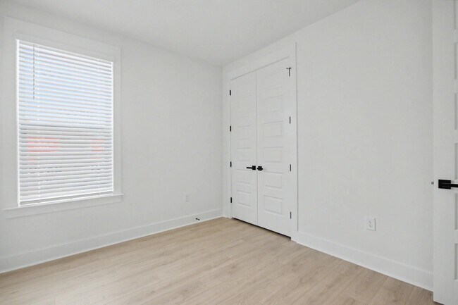 Building Photo - 3084 Claredon St