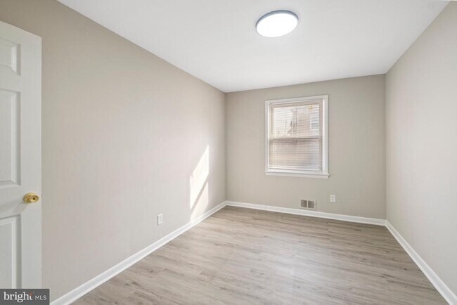 Building Photo - 883 Bellevue St SE