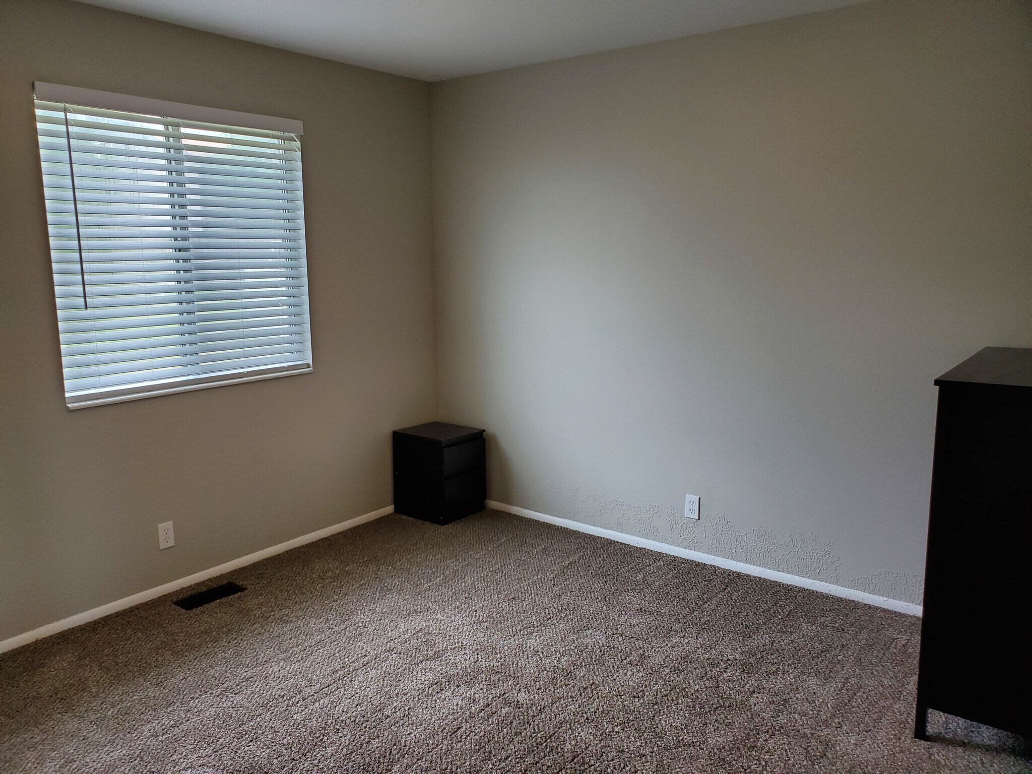 Building Photo - 940 W Red Oaks Dr