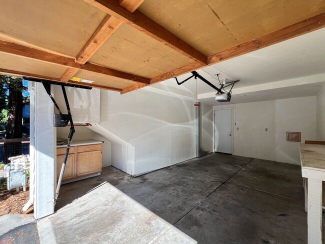 Building Photo - Renovated One Bedroom Condo with Single Ca...