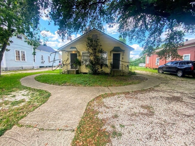 Building Photo - Downtown Living: 1 Bedroom Apartment with All Bills Paid