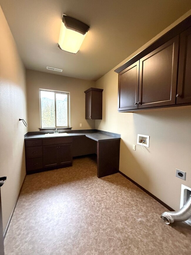 Building Photo - 4 bed 2 Bath off Keene