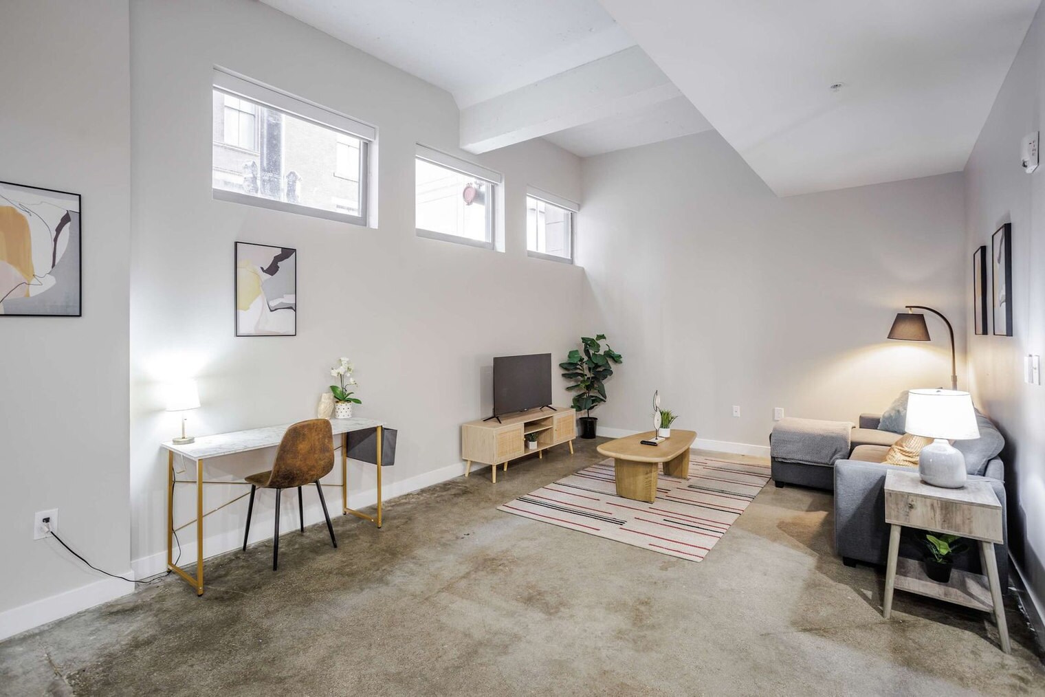 Building Photo - 205 W 4th St