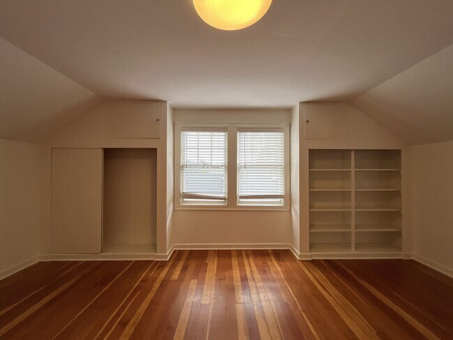 Building Photo - Stunning Rose City Park 5BD 2BA Home with Gas Fireplace Updated Finishes, Air Conditioning & Laun...
