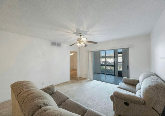 Building Photo - 11485 Oakhurst Rd