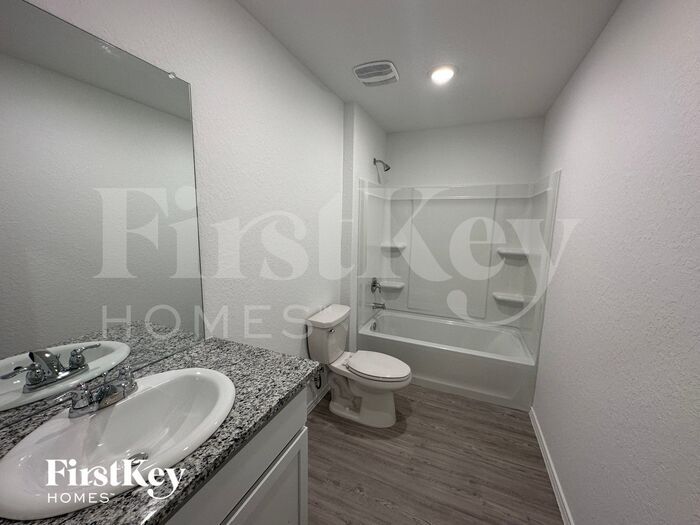 Building Photo - 2408 Lake Hls