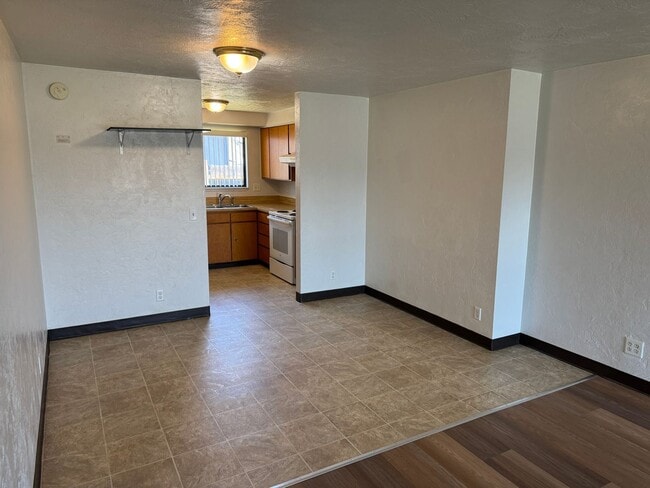 Building Photo - 2 bedroom 1 bath duplex in Cottage Grove!