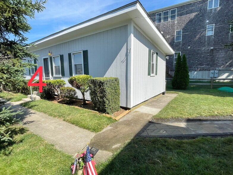 4. Front door is 1st door on the right. - 38B Warren Ave