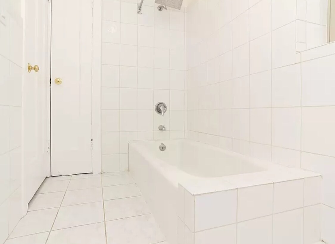 Bathroom - 6513 N Bosworth Ave